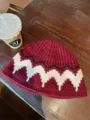 Burgunderrote Fair Isle Strick Fischerhut für Damen, winterwarmer Jacquard Wollbeckenhut. - M (56-58cm) / Rot