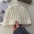 Detailansicht einer beige Lochstrick Beanie Mütze, weiche Wolle Mischung Winter Mütze. - Einheitsgröße / Creme