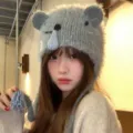 Süße Cartoon Koala Strickmütze mit Ohrenschutz, warme flauschige Beanie für Damen im Winter. - M (56-58cm) / Grau