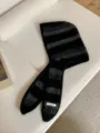 Gorro balaclava de punto a rayas en blanco y negro con orejas de conejo y bufanda integrada. - Negro y Gris