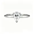Primo piano dettagliato dell'anello solitario in moissanite a pera con montatura in argento. - Taglia HK 11 (Taglia US 5) / Moissanite Bianca Platino (2 Carati)
