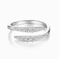 Nahaufnahme Detail des S925 Silber offenen Doppelreihen Rings mit funkelnden Steinen. - US-Größe 5 / Platin