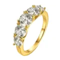 Dettaglio ravvicinato dell'anello a cinque pietre in moissanite in argento S925 dorato. - Taglia US 6 / Anello a Fila di 5 Diamanti (1 Carato) / Oro