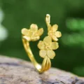 Nahaufnahme des goldenen Blumenrings mit matter Textur und feinen handwerklichen Details. - Goldener Ring