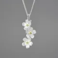 Silber Blumen Anhänger Kette, Detailansicht von drei handgefertigten filigranen Blüten. - Silber Zweifarbig Vertikaler Anhänger