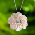 Collana con ciondolo a fiore in argento con gemma verde, gioiello floreale elegante da donna. - Argento 925 / Solo Ciondolo (Senza Catena) / Argento