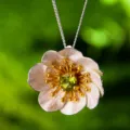 Collana con ciondolo a fiore in argento S925 con pietra verde al centro. Elegante gioiello per donne. - Argento 925 / Solo Ciondolo (Senza Catena) / Fiore Argento Nucleo Oro Pietra Verde
