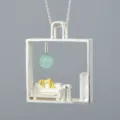 Pendente gatto pigro in argento S925 e amazzonite naturale, variante gioiello artigianale. - Gatto con Divano e Tavolo (LFJE0185) / Solo Ciondolo (Senza Catena)