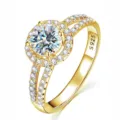 Nahaufnahme des eleganten Moissanit Verlobungsrings aus 925 Silber mit funkelndem Pavé-Steinbesatz. - HK 15 / US 7 / 1 ct / 1 Karat (Vergoldeter Weißer Moissanit)