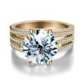 Primo piano dettagliato del lussuoso anello in moissanite a tre file con incastonatura raffinata. - HK Taglia 15 (US Taglia 7) / Oro