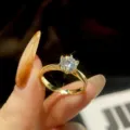Klassischer Solitär-Moissanit-Ring mit sechs Krappen in Goldoptik, elegantes Schmuckstück. - HK Größe 15 (US Größe 7) / 1 Karat Moissanit / Gold