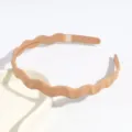 Gros plan détaillé du serre-tête ondulé minimaliste en plastique de couleur unie, accessoire chic. - Kaki