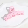Détail de pince à cheveux torsadée rose, gros plan de pince requin mate pour coiffure. - Tresses