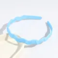 Serre-tête ondulé en plastique bleu clair accessoire de cheveux simple détail chic vue - Bleu ciel