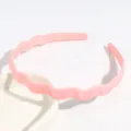 Serre-tete ondule en plastique rose vue detaillee, accessoire simple de couleur unie usage - Rose Clair