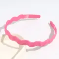Serre-tête en plastique rose ondulé, accessoire de coiffure minimaliste pour le visage quotidien. - Rose rouge