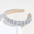 Nahaufnahme eines glitzernden Strass- und Perlen-Haarreifs im Barock-Stil mit Details. - Silber