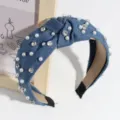 Detailaufnahme des Jeans Perlen Haarreif mit elegantem Knotendesign und glänzenden Strasssteinen. - Dunkelblau Kleine Perle