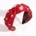 Gros plan sur le bandeau noué rouge, orné de strass cœurs rose étincelants et élégants. - Cœur Rouge