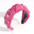 Vue rapprochée du serre-tête en tissu rose orné de brillants strass en forme de cœur. - Cœur Rose Vif