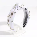 Witte geknoopte haarband versierd met elegante parels, strass-steentjes en bedels. - Wit