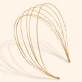 Nahaufnahme des filigranen mehrsträdrigen goldenen Metallhaarreifs im Detail für Accessoires. - Gold