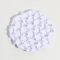 Weisses Strass Haarnetz fuer professionelle Schwestern und elegantes Hairstyling Detail. - Weiß