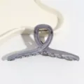 Nahaufnahme Detail graue Marmor Muster Haarklammer, elegantes minimalistisches Accessoire. - Dunkelgrau