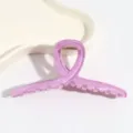 Nahaufnahme Detail einer helllila transluzenten Haarklammer mit glatten Kurven und Feder. - Lila
