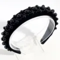 Detalle de primer plano de la diadema de terciopelo negro con cuentas de varios tamaños. - Estilo de perla irregular / Negro