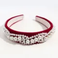 Vista detallada de la elegante diadema de terciopelo rojo con perlas y tela suave. - Estilo de Perla Ondulada / Rojo