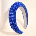 Primo piano dettagliato di un cerchietto per capelli blu largo con perle finte e tessitura. - Blu Klein