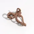 Detalle de pinza de pelo mate marrón, diseño de lazo elegante para peinados y flequillos. - Forma de Lazo / Caramelo