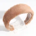 Detalle de vista cercana de la diadema de felpa marrón de invierno, accesorio suave y mullido. - Tostado