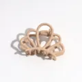 Detalle de la pinza para el pelo de aleación mate con forma de corona única y textura. - Forma de Concha/Corona / Caqui