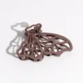 Detalle de pinza de pelo marrón mate con alas de mariposa, pinza elegante y moderna. - Forma de Mariposa / Marrón Rojo