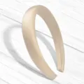 Serre-tête élégant en satin beige champagne, bandeau large et uni pour coiffure tendance. - Style Rembourré de Couleur Unie / Blanc Cassé