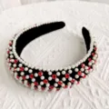 Cerchietto largo in velluto nero con perle bianche e strass rossi, elegante accessorio per capelli. - Cerchietto Strass Rosso Perla