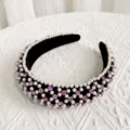 Cerchietto largo in velluto nero decorato con perle bianche e strass viola, accessorio chic. - Cerchietto Strass Viola Perla