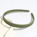 Dettaglio cerchietto in plastica verde, fascia per capelli sottile da 1.3cm con righe. - Verde Scuro