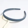 Vista dettagliata del cerchietto in plastica grigio-blu con elegante trama a spina di pesce. - Blu nebbia