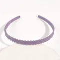 Cerchietto per capelli fine in plastica viola, dettaglio minimalista per uso quotidiano. - Cerchietto Intrecciato Viola