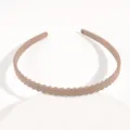 Primo piano dettagliato del cerchietto in plastica beige chiaro con motivo diagonale, accessorio. - Cerchietto Ondulato Caffè Chiaro