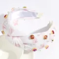 Elegante fascia bianca annodata con cuori rosa, perle e strass scintillanti alla moda. - Stampa Cuore Rosa Chiaro