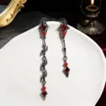 Gothische asymmetrische lange Hängeohrringe mit roten Kristallen in dunkler Optik - Asymmetrische Dornen Rote Strass Hängeohrringe (1 Paar) / Schwarz Rot