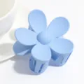 Pinza de pelo con flor mate azul claro, accesorio de resina pastel para peinado diario. - Azul cielo