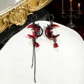Gothic dunkelrote Mondsichel und Stern asymmetrische Hängeohrringe mit Kette - Asymmetrische Stern Mond Quasten Ohrringe (1 Paar)