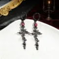Gothic Ohrringe mit dunklem Kreuz und rotem Kristallherz - Rotes Herz Kreuz Blumen Ohrringe (1 Paar)