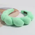 Groene wolken spons haarband detail, zachte pluche stof, stijlvol hoog hoofd ontwerp. - Lichtgroen