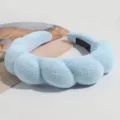 Close-up van lichtblauwe pluche wolk haarband, zacht gevlochten ontwerp voor dagelijkse styling. - Lichtblauw